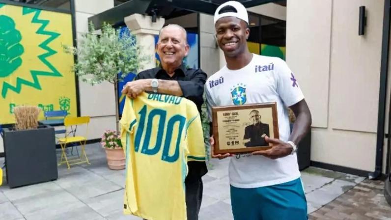 Galvão Bueno ganhou a camisa da narração do seu 100 gol pela seleção brasileira
