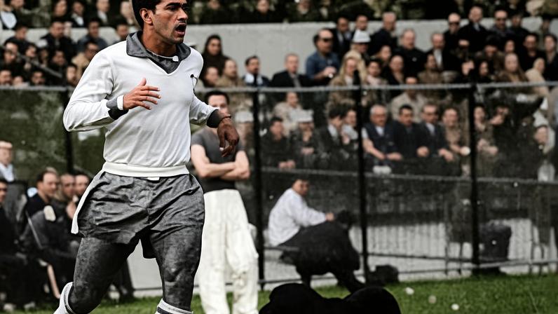 Garrincha e o cachorro Bi durante a Copa do Mundo de 1962