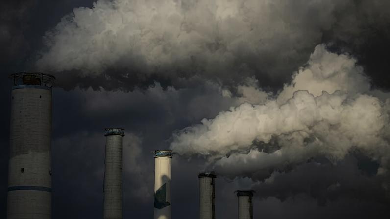 Gases saindo de chaminés de usina termelétrica na Coreia do Sul