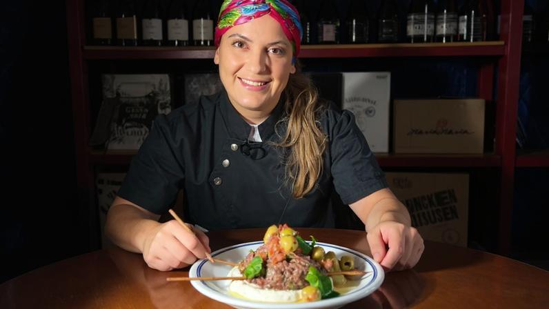 Chef Jana Barrozo convida os torcedores a conhecerem os sabores do Marrocos com kafta com molho labneh e salada de azeitonas