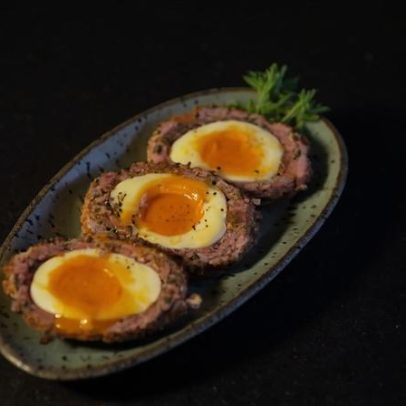Brasil aprende a fazer scotch egg, prato britânico que inspirou o bolovo