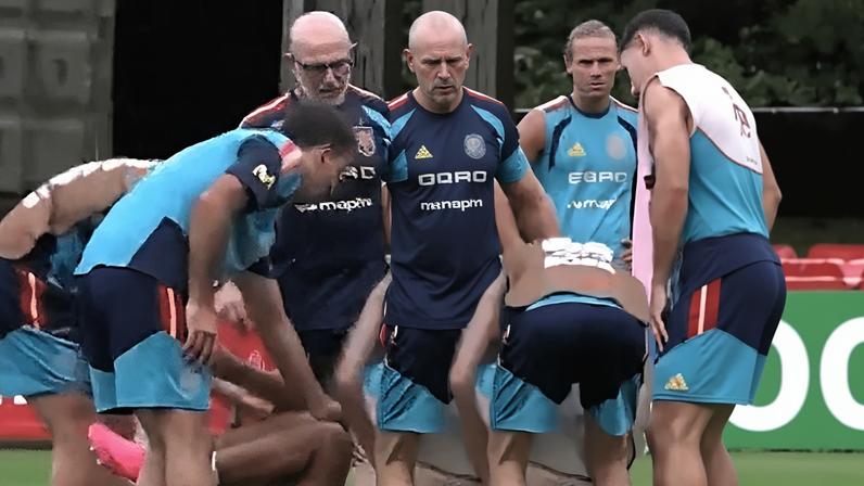 Gavi deu um pisão em Rodri durante treino da Espanha; meia do City ficou caído após o lance