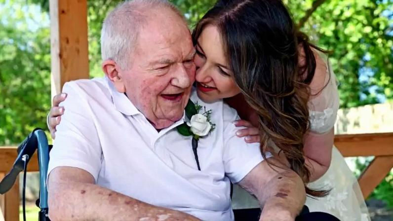 Noiva Emma e seu avô George durante a segunda cerimônia de casamento