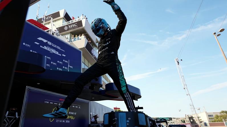 George Russell comemora pole position no GP de Barcelona