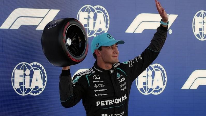 George Russell comemora pole position no GP de Barcelona