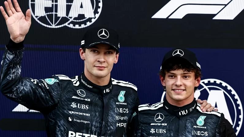 George Russell (esq.) e Kimi Antonelli (dir.), da Mercedes, após a classificação para o GP do Japão