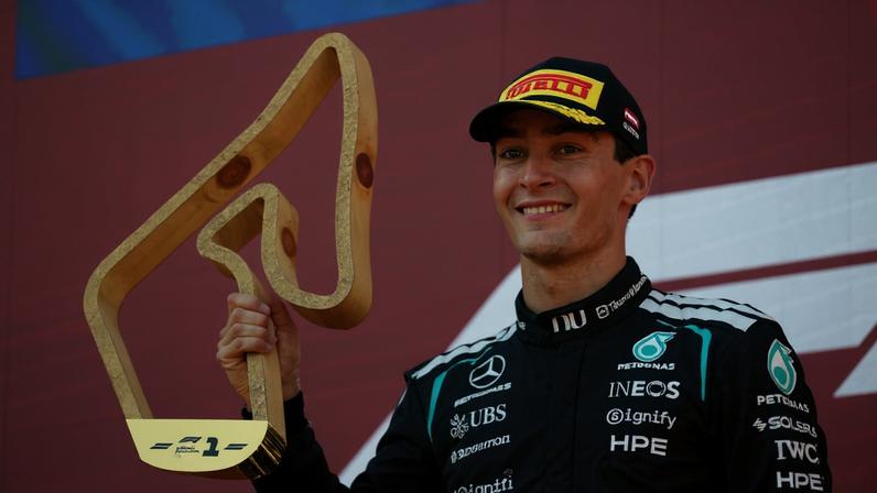 George Russell, da Mercedes, comemora com o troféu no pódio após vencer o Grande Prêmio da Áustria, 28 de junho de 2026. REUTERS/Leonhard Foeger