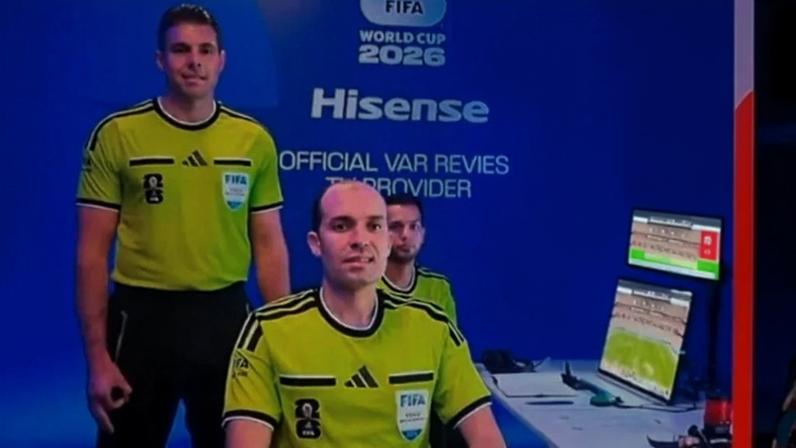 Árbitro de VAR faz gesto visto comobracista por telespectadores na Copa do Mundo - Metrópoles