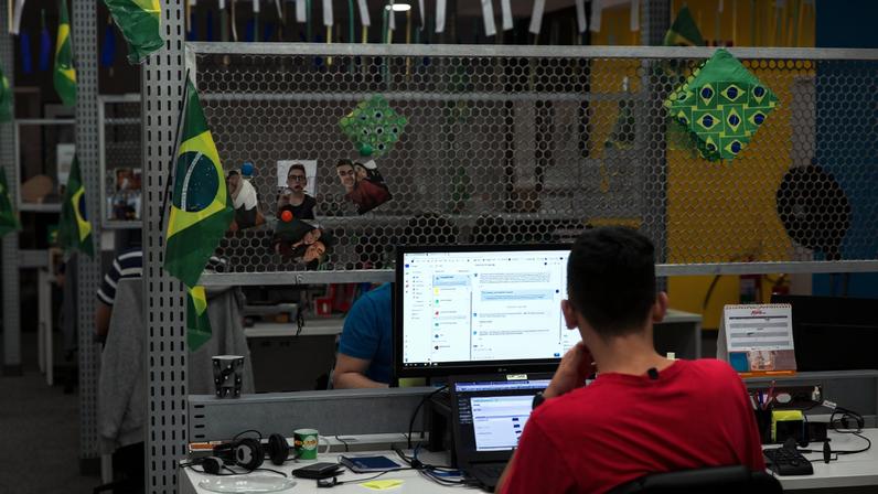 Como se comportar ao assistir aos jogos da Copa durante o expediente