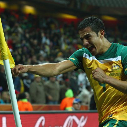 Promessa australiana replica comemoração histórica de Cahill em gol da Copa