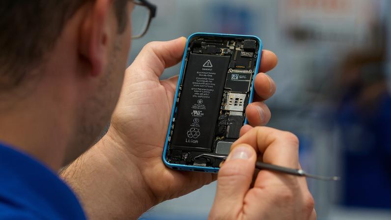 Reparos caros podem tornar a compra de um novo celular mais vantajosa — Foto: Picture Alliance/Getty Images
