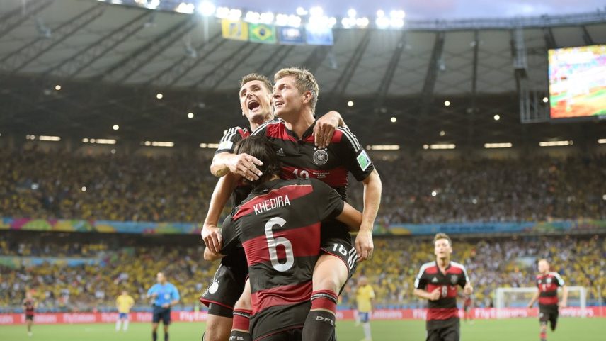 Kroos, Klose e Khedira comemoram gol contra o Brasil na semifinal da Copa do Mundo de 2014, no Mineirão. Alemanha 7x1 Brasil — Foto: Getty Images - picture alliance