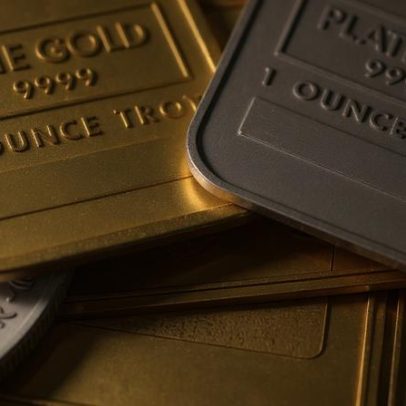 Ouro cai e prata despenca mais de 5%; fatores de mercado puxam metais