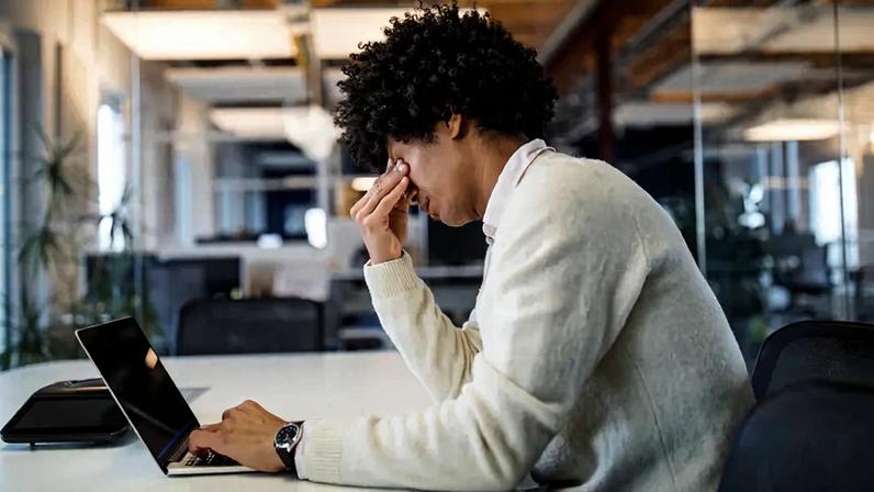 Segundo a pesquisa, o alto nível de supervisão da IA esteve associado a 12% mais fadiga mental e a 19% mais sobrecarga de informações — Foto: Luiz Alvarez/Getty Images