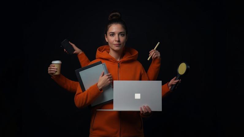Com o avanço da inteligência artificial, habilidades como empatia, pensamento crítico e liderança ganham ainda mais importância no mercado de trabalho (nadia_bormotova/Getty Images)