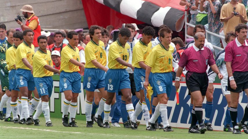 Seleção entrou de mãos dadas pela primeira vez contra a Bolívia, em 1993 — Foto: Reprodução