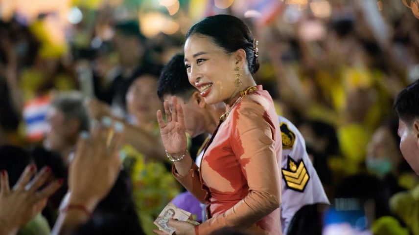A princesa Bajrakitiyabha cumprimenta apoiadores monarquistas do lado de fora do Grande Palácio, em Bangcoc, em 1º de novembro de 2020, na Tailândia