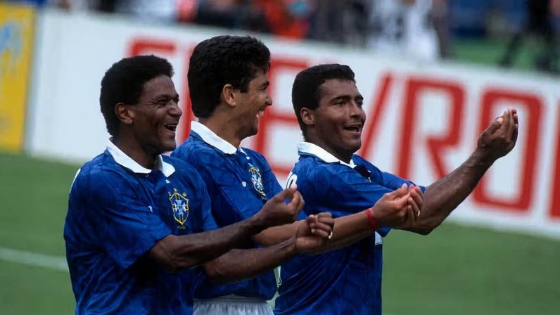 Mazinho, Bebeto e Romário "embalam o bebê"; camisa 7 quer ver Endrick repetir o gesto — Foto: Getty Images