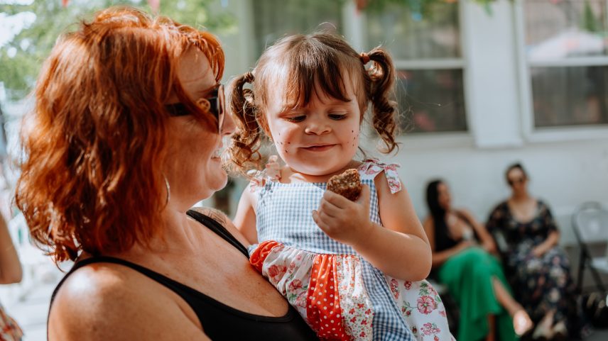 As comidas juninas podem ser consumidas por crianças de acordo com a idade. — Foto: Getty Images