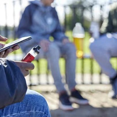 Uso de redes sociais pode levar jovens a experimentar álcool e drogas mais cedo