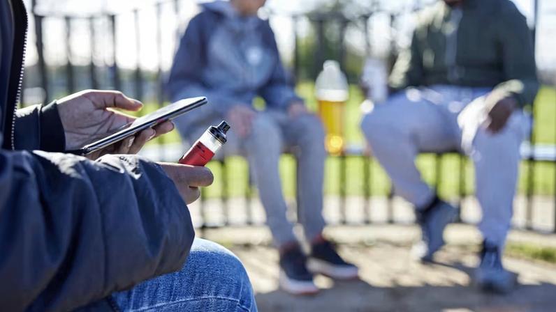 Quanto mais cedo os adolescentes começarem a usar as redes sociais, maior a probabilidade de experimentarem substâncias como a nicotina