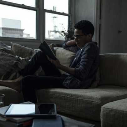 Psicóloga recomenda trocar telas por leitura para reduzir a ansiedade