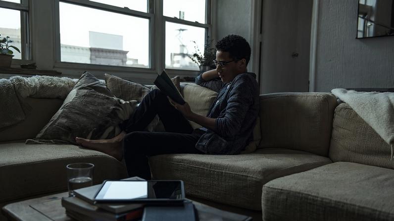 Psicóloga recomenda trocar telas por leitura para reduzir a ansiedade