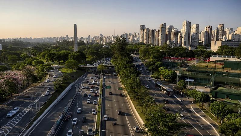 Avenida 23 de Maio, em São Paulo: estudo aponta que a descarbonização da mobilidade brasileira deve combinar eletrificação, biocombustíveis e novas rotas tecnológicas até 2040.