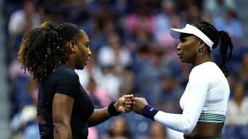 As irmãs Serena Williams e Venus Williams, dos EUA, se cumprimentam em jogo contra Lucie Hradecka e Linda Noskova, da República Tcheca, no US Open 2022 — Foto: Elsa/Getty Images