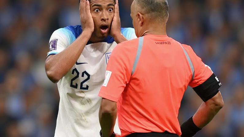 O inglês Jude Bellingham reclama com o árbitro brasileiro Wilton Pereira Sampaio durante uma partida da Copa do Mundo do Catar de 2022.