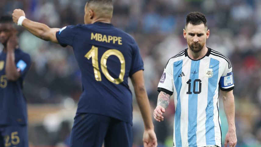Mbappé e Messi, na final da Copa do Mundo de 2022, entre França e Argentina — Foto: Alex Livesey - Danehouse/Getty Images