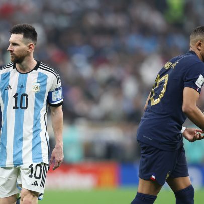 Mbappé guarda bola da final da Copa de 2022 autografada por Messi