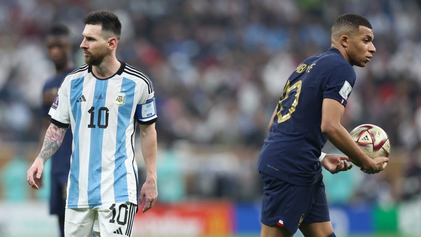 Mbappé ficou com bola da final da Copa do Mundo de 2022 autografada por Messi — Foto: Alex Livesey - Danehouse/Getty Images