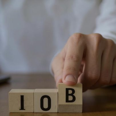 Mercado de trabalho dos EUA surpreende e reduz apostas em cortes do Fed