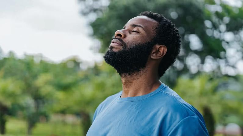 Retrato de um homem que respira ar fresco na natureza.