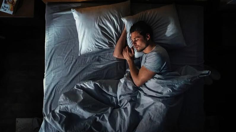 Principal hábito para dormir bem é manter horários regulares. — Foto: Getty Images