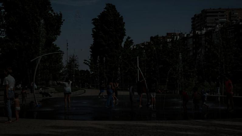 Crianças aproveitam os jatos da praia 'Madrid Rio', aberta com antecedência para refrescar os cidadãos durante onda de calor