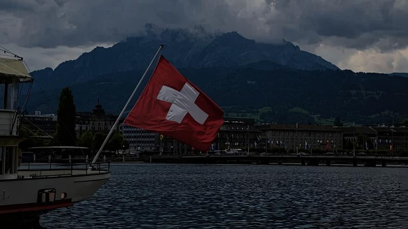 Vista da bandeira suíça em um barco no lago Lucerna, na Suíça central.