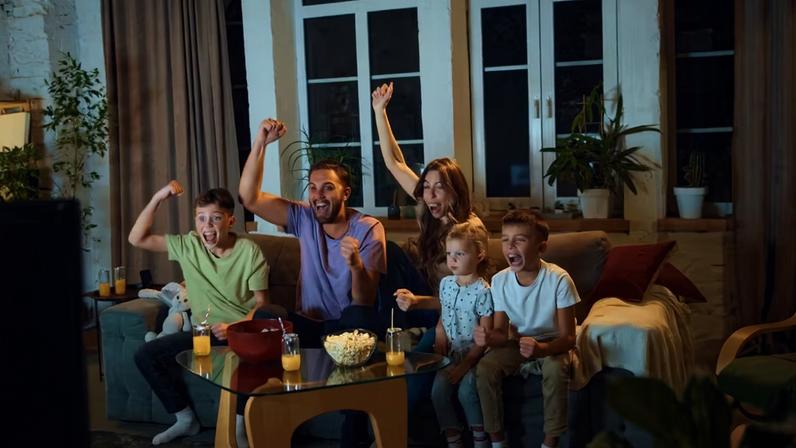 Família assistindo ao jogo da Copa — Foto: Getty Images