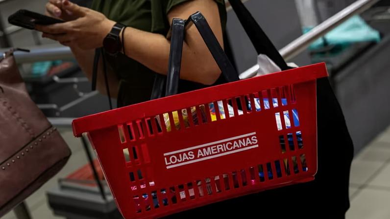 Consumidora faz compras em uma loja da Americanas — Foto: Maira Erlich/Bloomberg via Getty Images