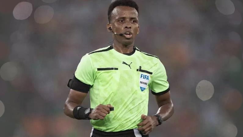Omar Abdulkadir Artan é considerado um dos principais nomes da arbitragem africana e, em 2025, foi eleito o melhor árbitro masculino do continente