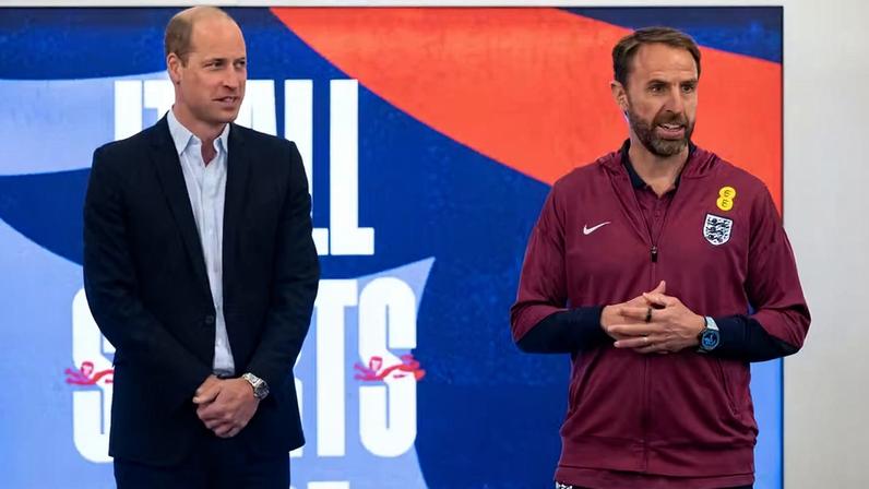 O Príncipe William com o técnico Gareth Southgate durante visita do primogênito do Rei Charles III à concentração da seleção inglesa em 10 de junho de 2024