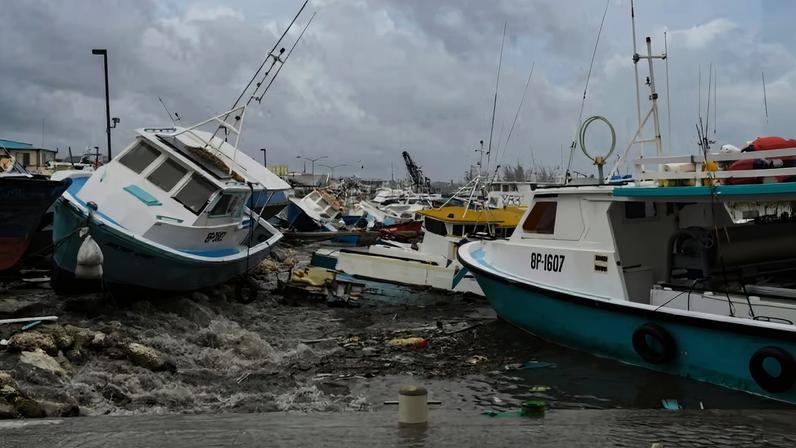Barcos de pesca após a passagem do furacão Beryl no mercado de peixe de Bridgetown,em Barbados — Foto: Getty Images