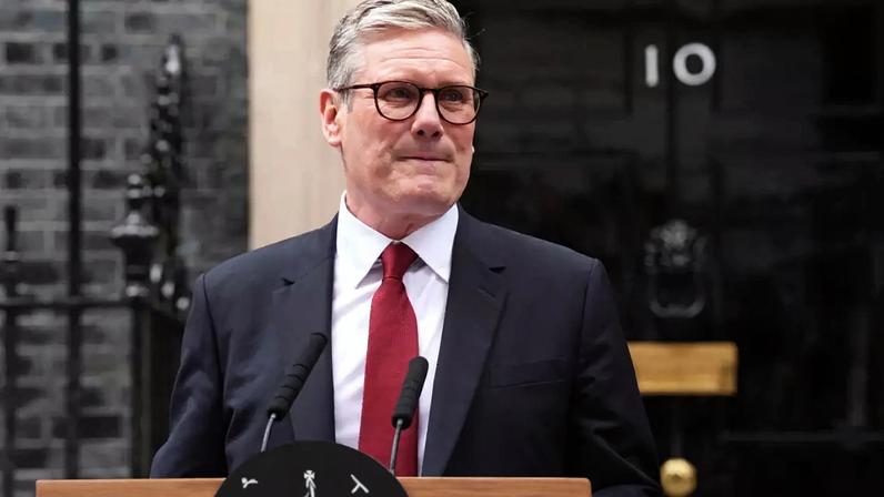 Keir Starmer, primeiro-ministro Reino Unido, deixa o cargo em meio a crises políticas, desgaste eleitoral, pressões internas e controvérsias no governo britânico