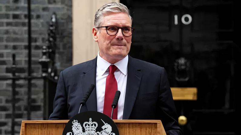 Keir Starmer em seu primeiro discurso em frente ao número 10 da rua Downing após ser empossado como novo primeiro-ministro do Reino Unido