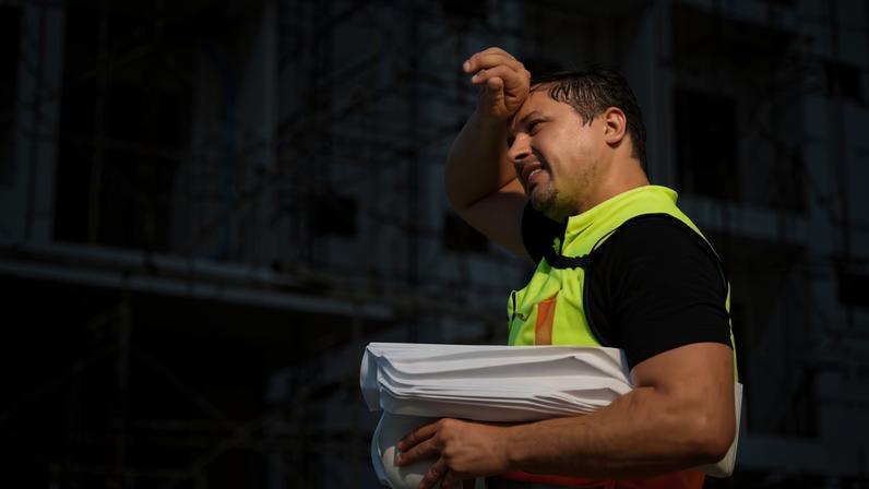 Trabalhador da construção civil em dia de calor no canteiro de obras