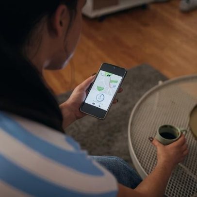 Pais monitoram filhos adultos: até que ponto é seguro?