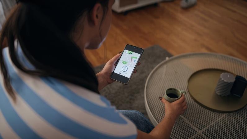 Pais monitoram filhos adultos: até que ponto é seguro?