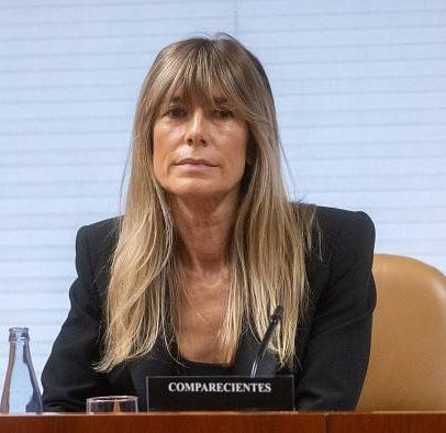 Esposa do premiê da Espanha vira ré por corrupção e tem passaporte retido