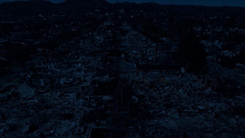 Vista aérea das casas destruídas pelo incêndio em Pacific Palisades, Los Angeles, Califórnia.